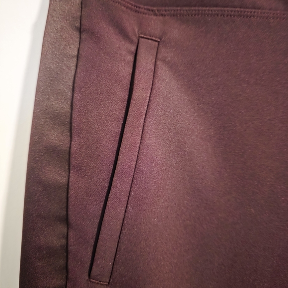 Athleta Burgundy Cropped Pants, Pockets - Picture 5 of 12
